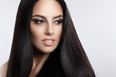 Düz siyah saçlı güzel model kız.