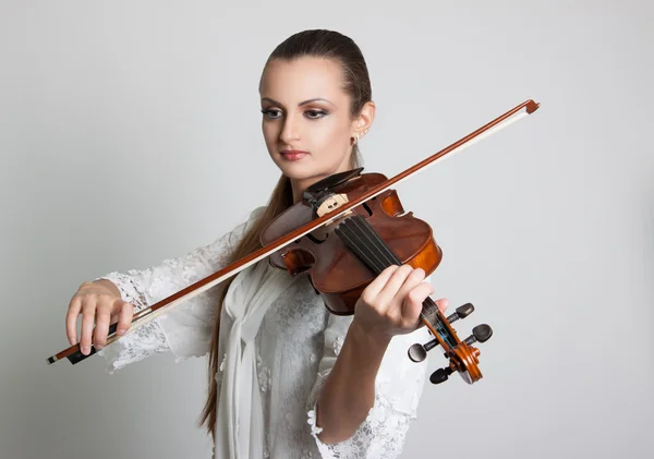 Hermosa joven tocando el violín — Foto de Stock