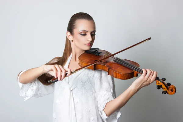 美丽的年轻女子拉小提琴 — 图库照片