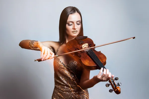 Bella giovane donna che suona il violino — Foto Stock