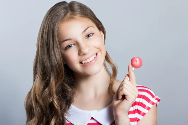 Una chica muy feliz con dulces en sus manos. Emociones humanas positivas. Sonreír y reír — Foto de Stock