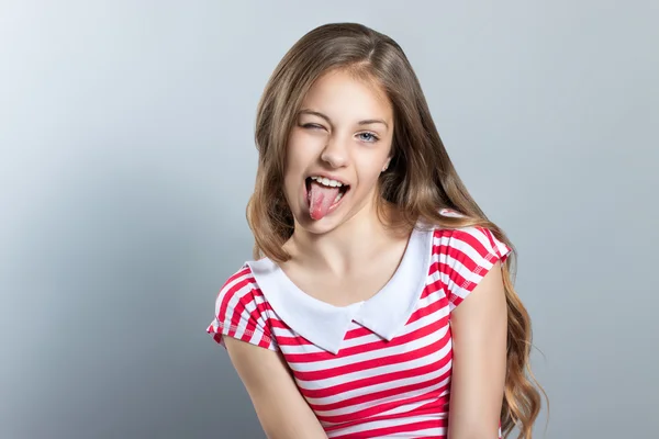 Chica bastante feliz sobre un fondo gris. Emociones humanas positivas. Sonreír y reír —  Fotos de Stock