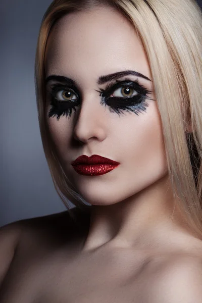 Beauty portrait of a beautiful girl with a creative make-up. — Stock Photo, Image