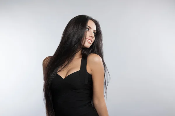 Красивая модель девушка с гладкими темными волосами . — стоковое фото