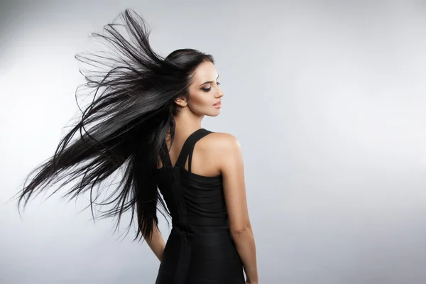 Mooi meisje model met de ontwikkeling van het haar van de wind. — Stockfoto