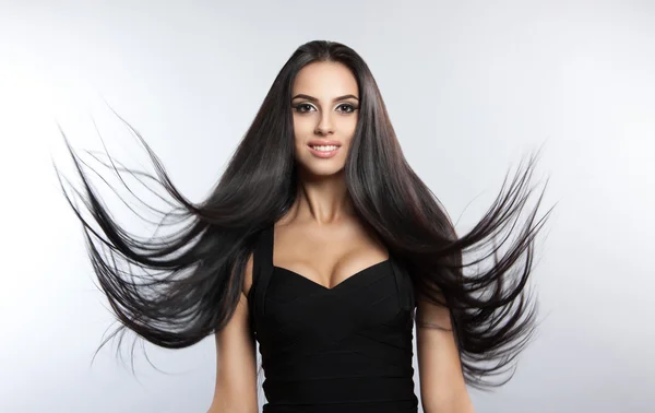 Bellissimo modello con capelli volanti lisci — Foto Stock