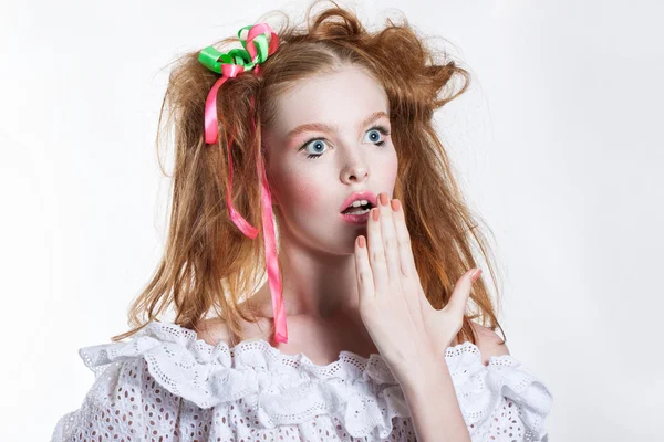 Schöne rothaarige Mädchen mit Schleifen im Haar. Menschliche Emotionen. Überraschung — Stockfoto