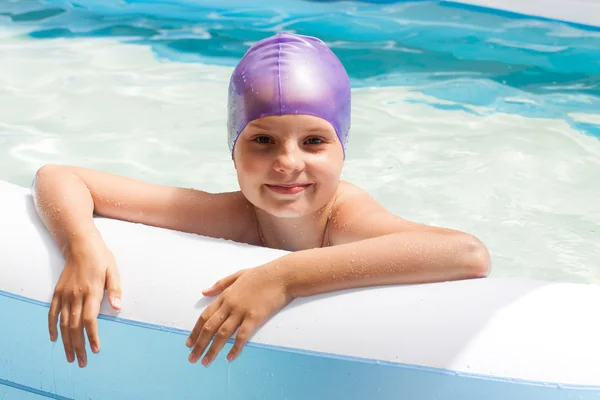 Mignon bébé dans un bonnet de bain. Piscine, piscine. Rire bébé dans l'eau — Photo