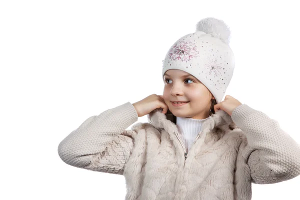 Petite fille mignonne en vêtements chauds sur fond blanc — Photo