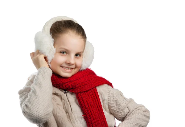Αρκετά χαρούμενη μικρό κορίτσι σε ζεστά χειμωνιάτικα πράγματα με πλεκτό κασκόλ — Φωτογραφία Αρχείου