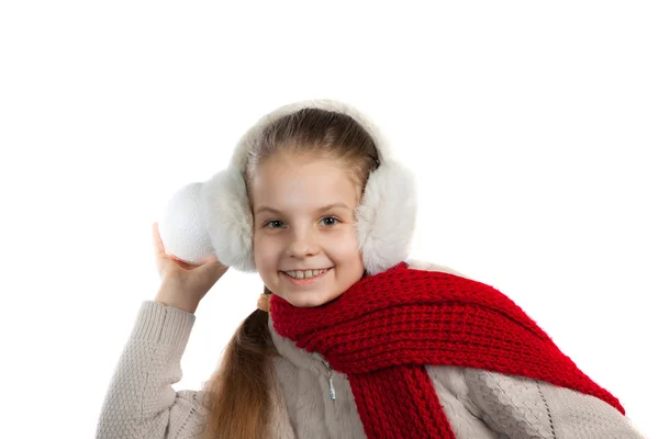 Menina muito alegre em coisas quentes de inverno com cachecol de malha — Fotografia de Stock