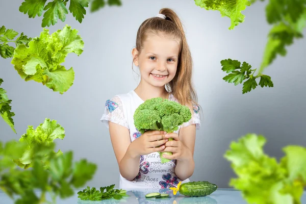 Girl eats vegetables — Stock Photo, Image