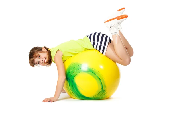 Genç kız jimnastik topu ile yapıyor — Stok fotoğraf