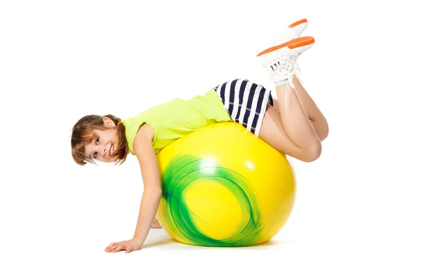 Chica joven haciendo gimnasia con pelota —  Fotos de Stock