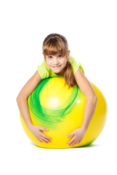 Junges Mädchen turnt mit Ball — Stockfoto