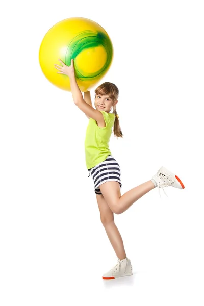 Giovane ragazza facendo ginnastica con la palla — Foto Stock