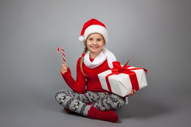 Noel hediye ile mutlu kız