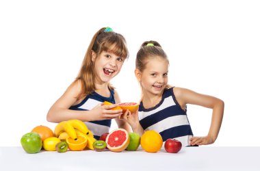 Beyaz bir arka planda narenciye ile kız