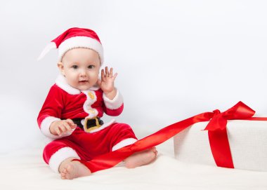 Küçük çocuk Noel Baba gibi giyinmiş