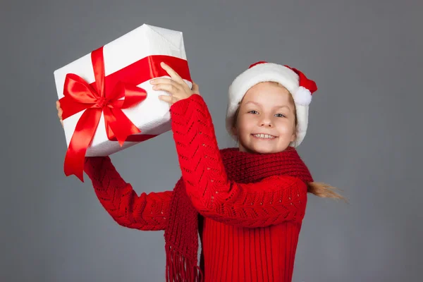 Menina feliz com presente de Natal — Fotografia de Stock