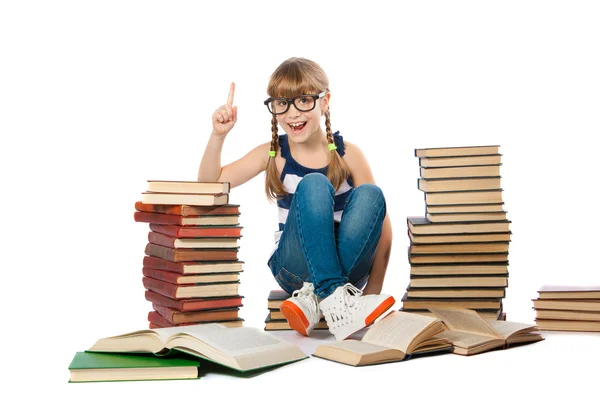 Έξυπνο κορίτσι διαβάζοντας ένα βιβλίο — Φωτογραφία Αρχείου