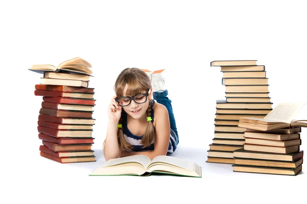 Menina inteligente lendo um livro — Fotografia de Stock