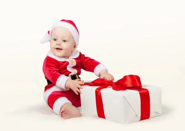 Pequena criança vestida de Papai Noel — Fotografia de Stock