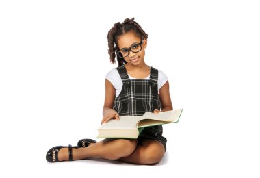 Akıllı kız büyük bir yeşil kitap okuma