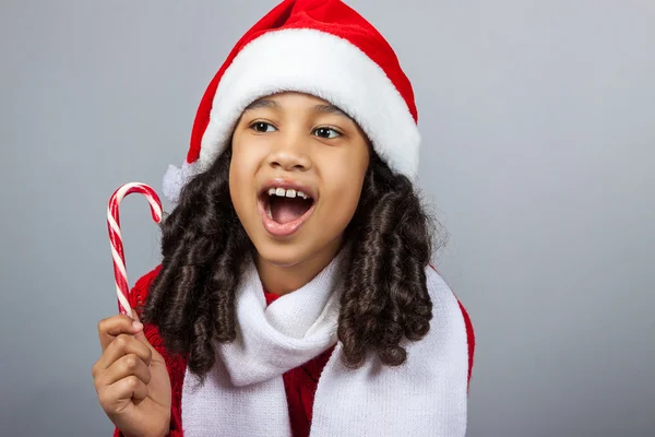 Menina com um presente de Ano Novo. Menina alegre — Fotografia de Stock