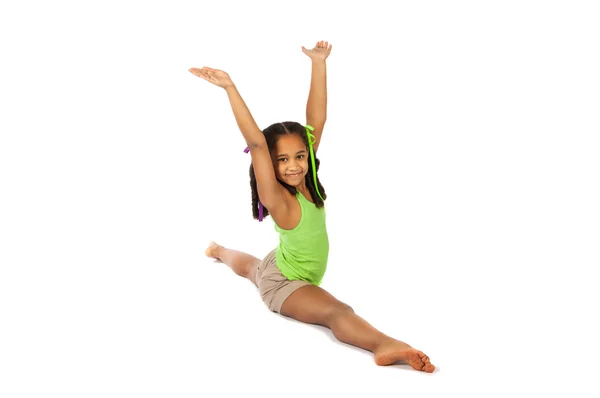 Chica se dedica a la gimnasia. niño sentado en las divisiones. aislado sobre un fondo blanco — Foto de Stock