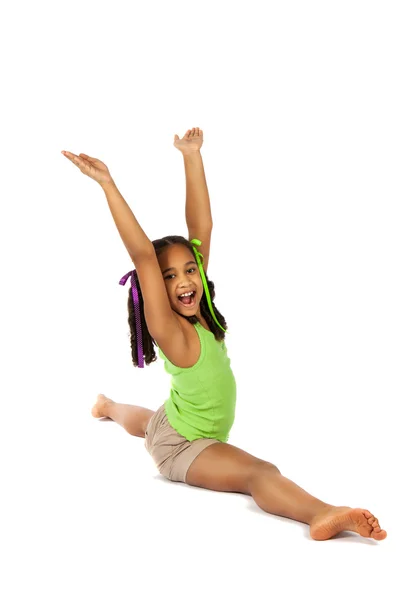 Chica se dedica a la gimnasia. niño sentado en las divisiones. aislado sobre un fondo blanco — Foto de Stock