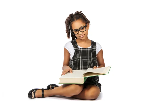 Menina inteligente lendo um grande livro verde — Fotografia de Stock