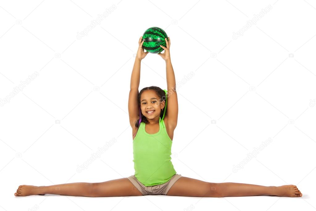Niña haciendo gimnasia con aro, pelota y split aislado sobre fondo