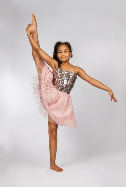 Imagen de niña flexible haciendo división vertical — Foto de Stock