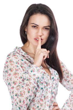 genç güzel kız dudak yakınındaki bir parmak ile