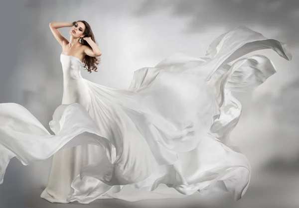 Piękna młoda dziewczyna w latającej białej sukience. Płynąca tkanina — Zdjęcie stockowe