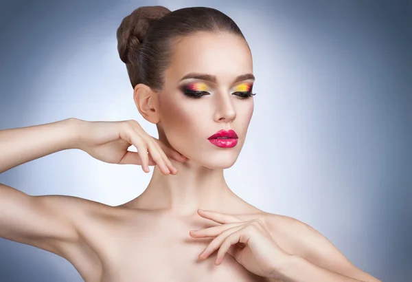 Hermosa mujer con retrato de maquillaje brillante —  Fotos de Stock