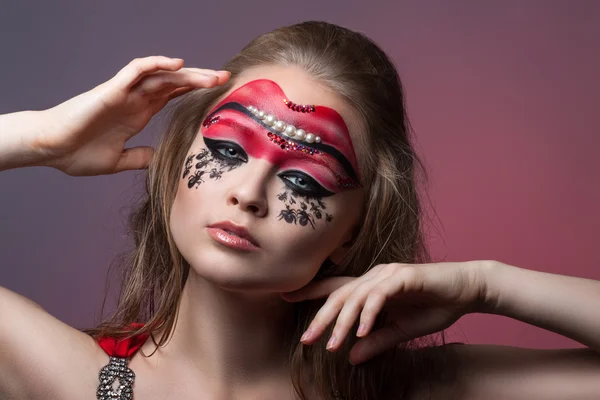 Portret van mooi meisje met creatieve make-up. — Stockfoto