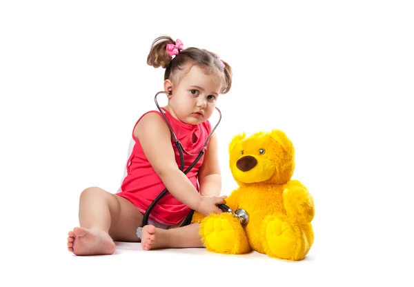 Meisje behandelt speelgoed — Stockfoto