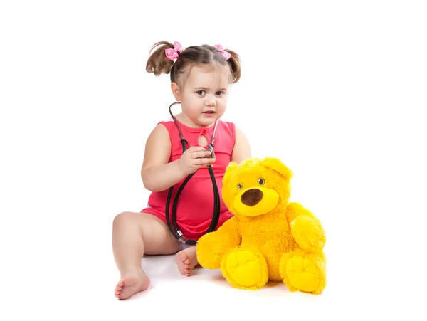 Küçük kız davranır oyuncak — Stok fotoğraf