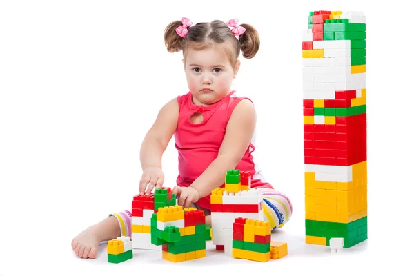 Menina constrói uma torre — Fotografia de Stock