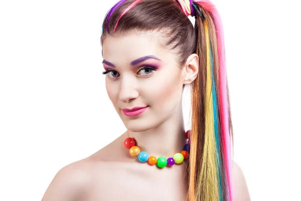 Porträt eines Mädchens mit hellem Make-up und farbenfrohen Accessoires — Stockfoto