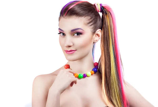 Porträt eines Mädchens mit hellem Make-up und farbenfrohen Accessoires — Stockfoto