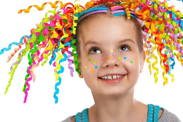 Яркий портрет счастливой маленькой девочки . — стоковое фото