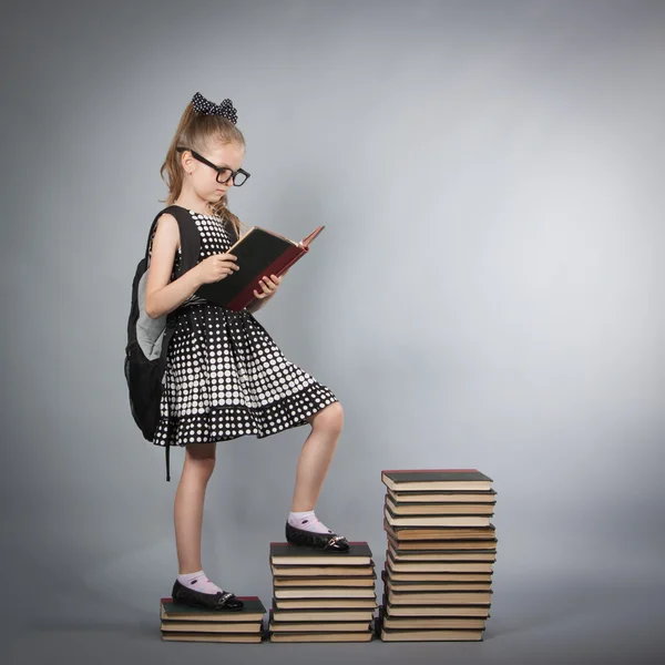 Menina com óculos lendo um livro — Fotografia de Stock