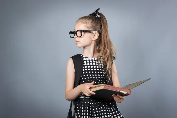 Petite fille intelligente lisant un livre — Photo