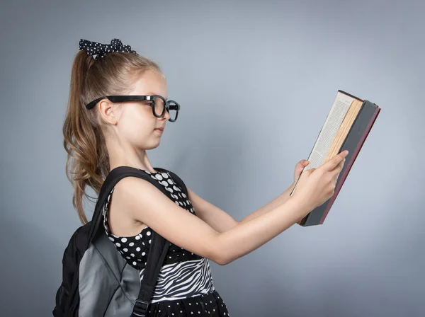 Petite fille intelligente lisant un livre — Photo