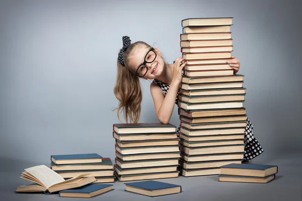 Девушка в очках читает книгу — стоковое фото