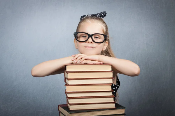 Slim meisje met een stapel boeken. — Stockfoto