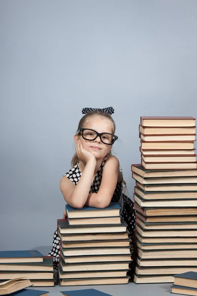 Умная девушка со стопкой книг . — стоковое фото